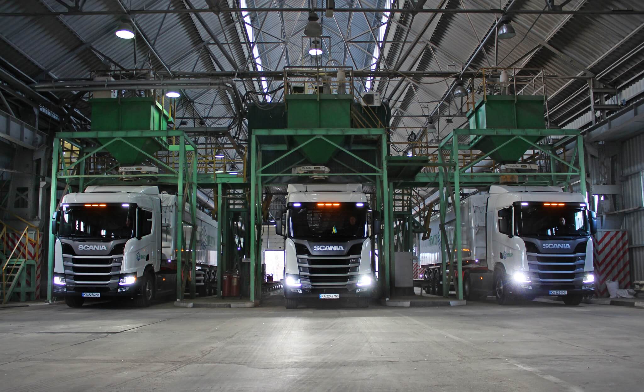 Scania R450 Євро 5 та зерновоз Stas agroSTAR в процесі завантаження