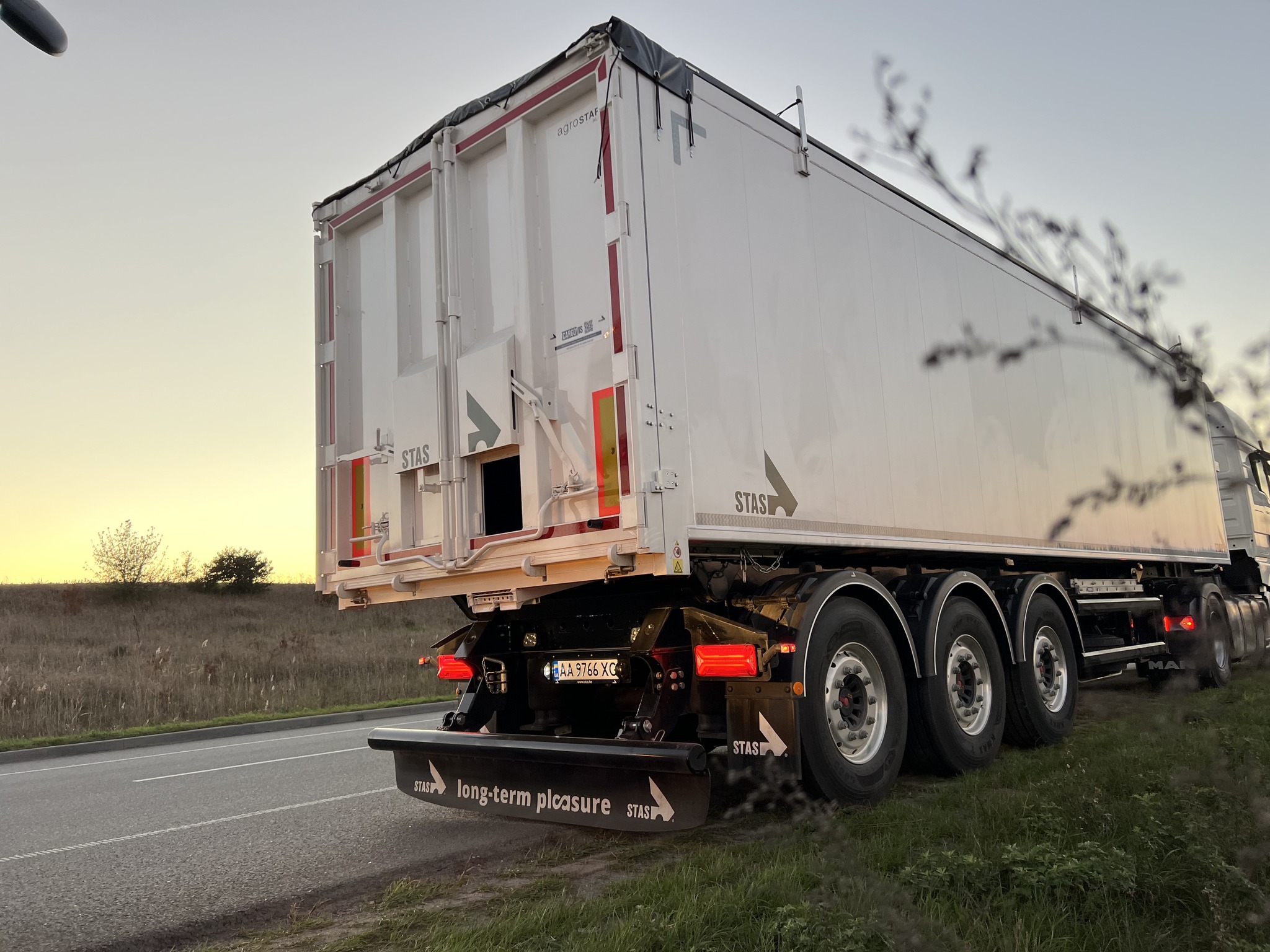 напівпричепи зерновози STAS AgrSTAR об’ємом 51.8 м³ та та надійні сідельні тягачі MAN TGX 18.440 BL SA від офіційного дилера MAN в Україні